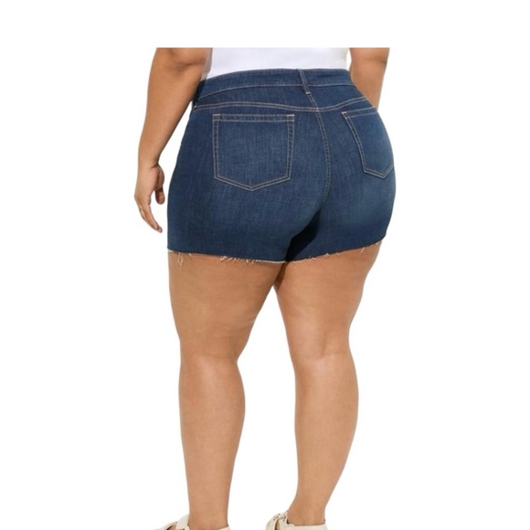 Torrid 5” Vintage Stretch Mid Rise Jean Shorts. Size 18. - Picture 2 of 13
